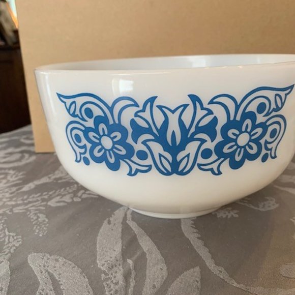 Federal Glass Blue Tulip Flowers Milk Glass - Picture 2 of 3